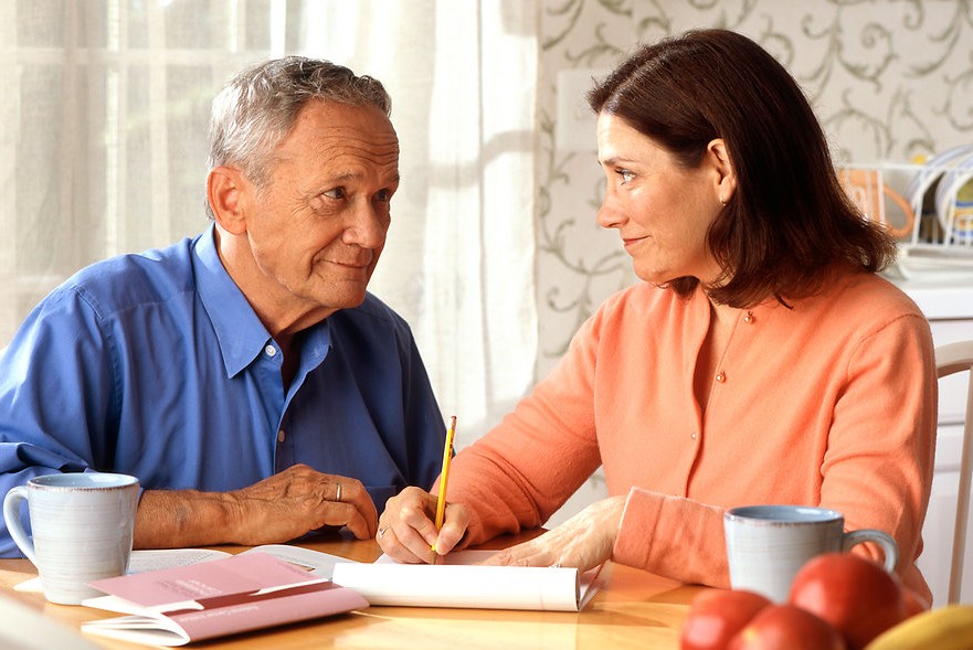 compassionatecommunication man-and-woman-looking-at-each-other-in-conversation